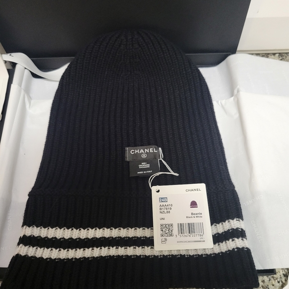 Chanel 24 fall Collection Signature beanie - Picture 10 of 14